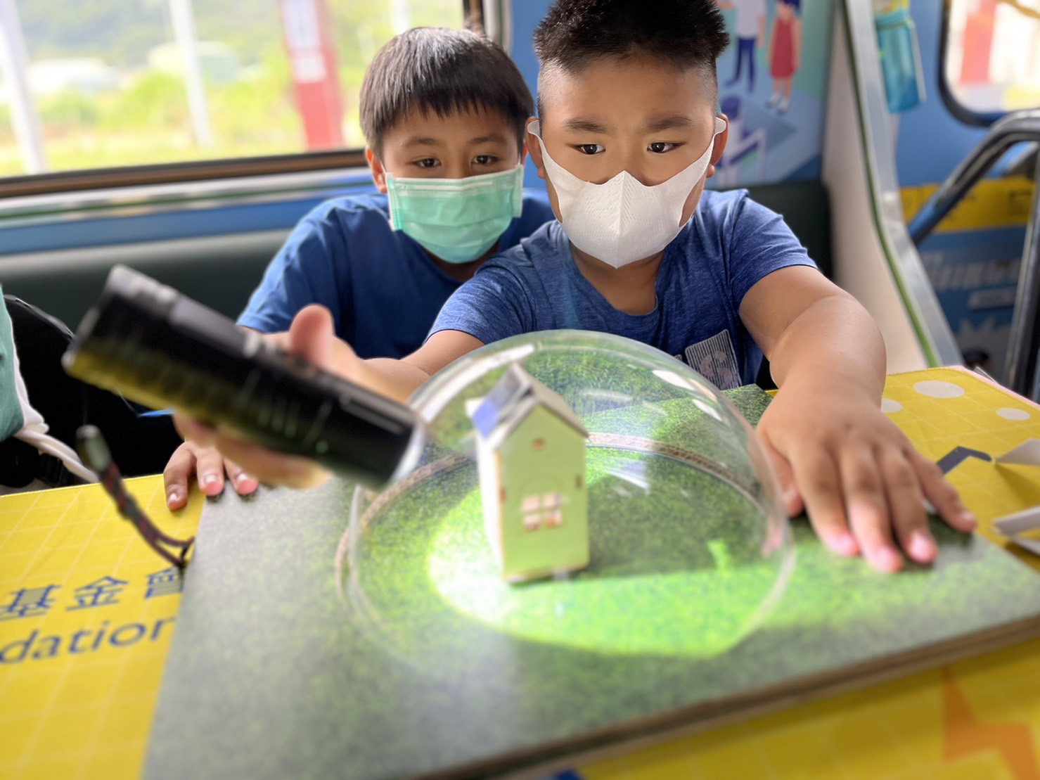 888集团參與基礎科學主題車廂，以STEAM教學精神，設計「逐日科學家」、「太陽能工程師」以及「淨零建築師」三大能源科普課程和實驗